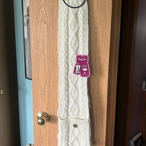 Knit scarf with pockets